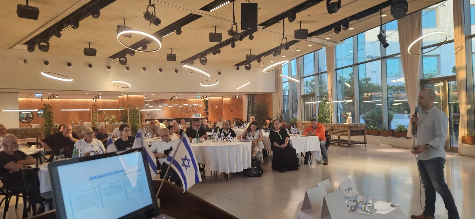 תומר דרור מרצה בפני רופאים וחוקרים על מיסוי פלושיפ ורילוקיישן זמני לחו"ל